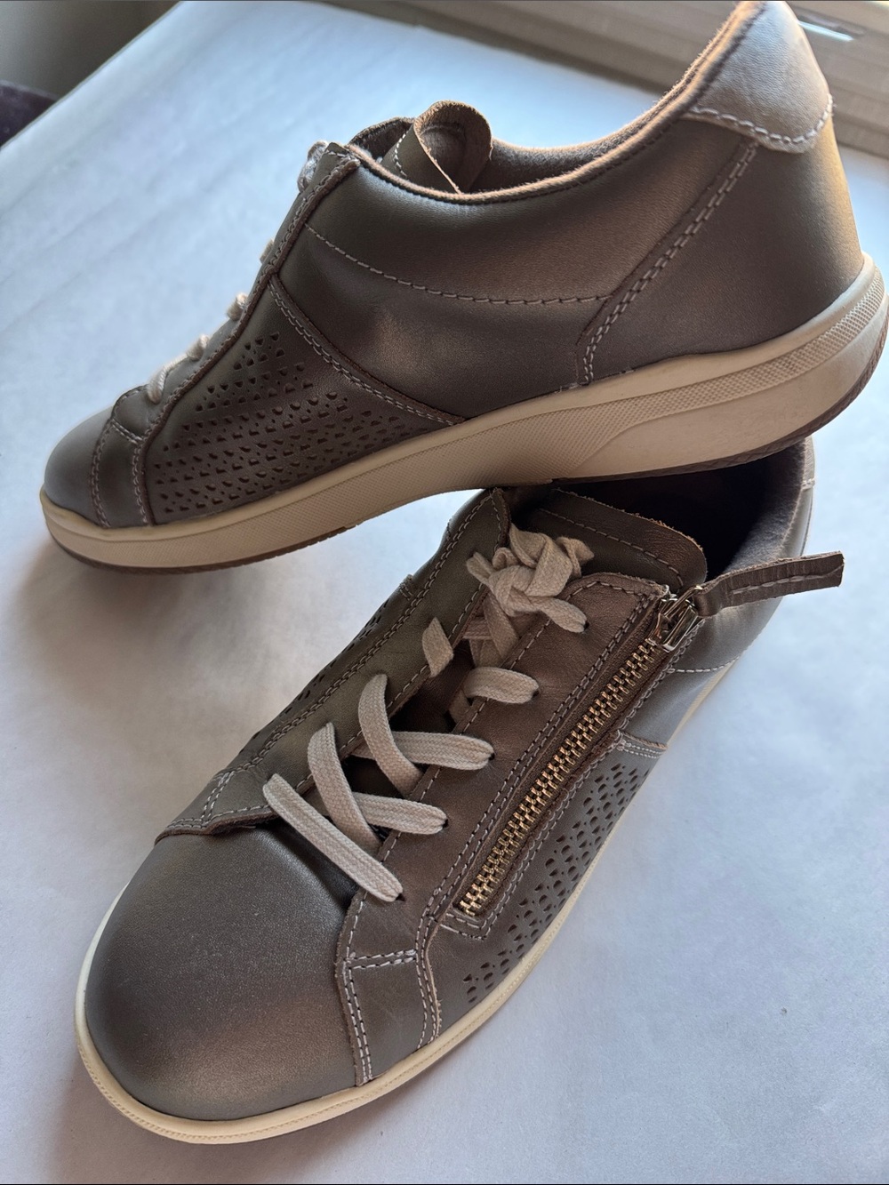 Earth Etnetta Metallic Leather Sneakers Womens 8.5 zip in comfort walking Travel